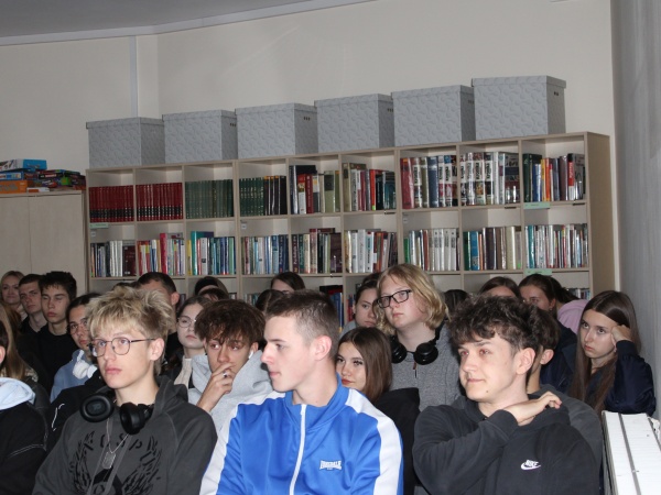 'Świat obok nas' - spotkanie z podróżnikiem Piotrem Kowalczykiem - Biblioteka Multimedialna 'Czytnik'