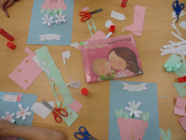 'Kwiaty dla Mamy' - zajęcia dla dzieci z Zielonego Przedszkola -  Filia nr 4