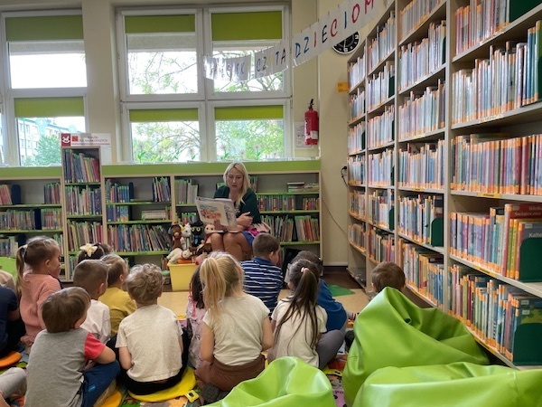 'Spotkanie z Panią Anną Rodzik, autorką książki 'Wplątane alpaki' z okazji akcji 'Cała Polska Czyta Dzieciom' -  Filia nr 4