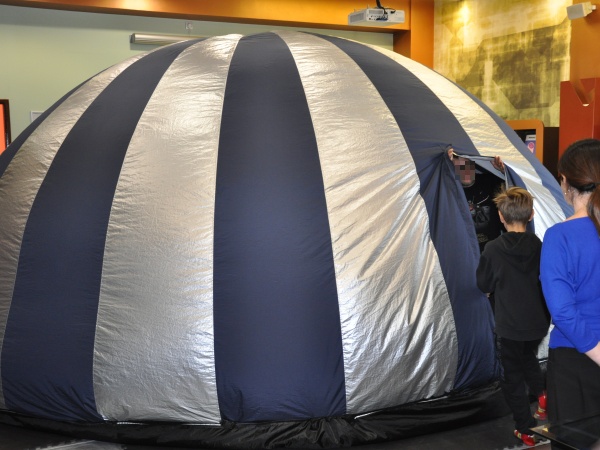 Pokaz kina sferycznego dla uczniów - 2025.12.16 - Biblioteka Multimedialna "Łącznik"