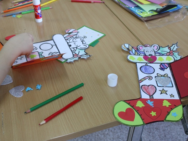 "Jak Kubuś Puchatek świętował Gwiazdkę" - zajęcia plastyczne połączone z głośnym czytaniem fragmentu opowiadania pod tym samym tytułem. - 2025.12.18 - Biblioteka Multimedialna "Czytnik"