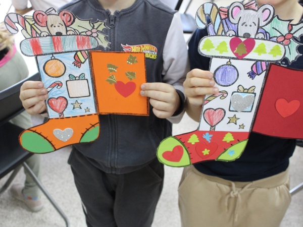 "Jak Kubuś Puchatek świętował Gwiazdkę" - zajęcia plastyczne połączone z głośnym czytaniem fragmentu opowiadania pod tym samym tytułem. - 2025.12.18 - Biblioteka Multimedialna "Czytnik"