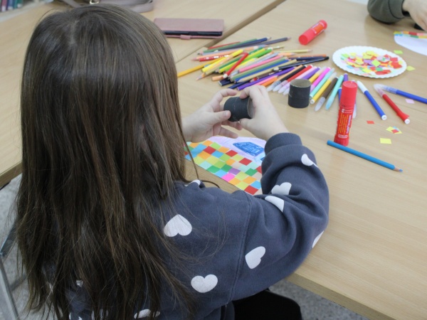 "Zajęcia plastyczne na podstawie książki z serii o Kreciku - projektujemy kolorowy samochodzik dla Krecika" - 2025.12.27 - Biblioteka Multimedialna "Czytnik"