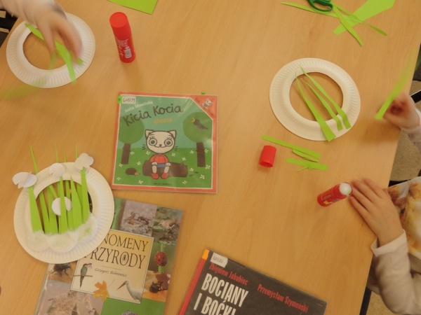 "Przebiśniegi - pierwsi posłańcy wiosny" - zajęcia plastyczne dla dzieci z PM nr 12 - 2025.02.26 - Filia nr 4