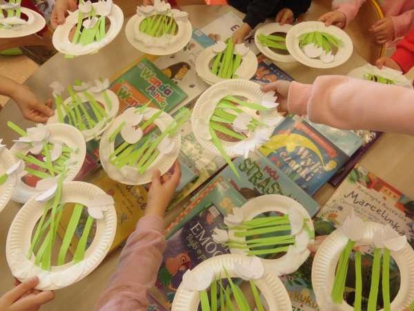 "Przebiśniegi - pierwsi posłańcy wiosny" - zajęcia plastyczne dla dzieci z PM nr 12 - 2025.02.26 - Filia nr 4