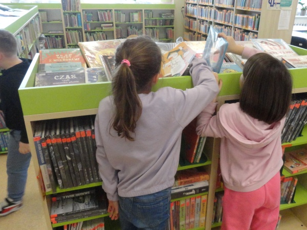 "Zwiedzamy Wrocław"- lekcja biblioteczna z uczniami SP 8 na podstawie książek K.Głuch "Szlakiem wrocławskich krasnali" oraz M.Urbanek "Wrocławskich krasnali historie prawdziwe" - 2026.04.21 - Filia nr 4