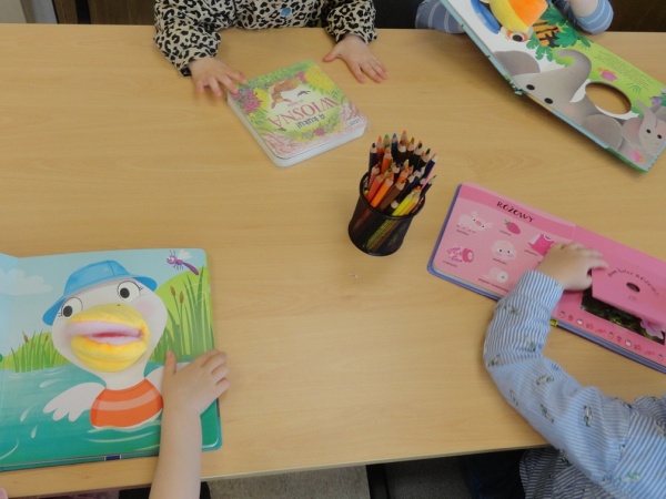 "O bibliotekach i książkach" - zajęcia edukacyjne dla przedszkolaków na podstawie książki "Łoś i biblioteka na kółkach" I. Moore - 2026.04.24 - Filia nr 4
