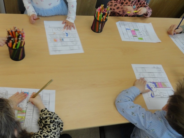 "O bibliotekach i książkach" - zajęcia edukacyjne dla przedszkolaków na podstawie książki "Łoś i biblioteka na kółkach" I. Moore - 2026.04.24 - Filia nr 4