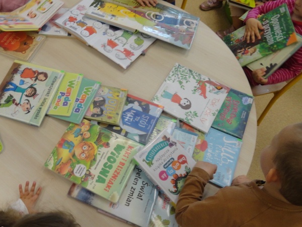 "O bibliotekach i książkach" - zajęcia edukacyjne dla przedszkolaków na podstawie książki "Łoś i biblioteka na kółkach" I. Moore - 2026.04.24 - Filia nr 4