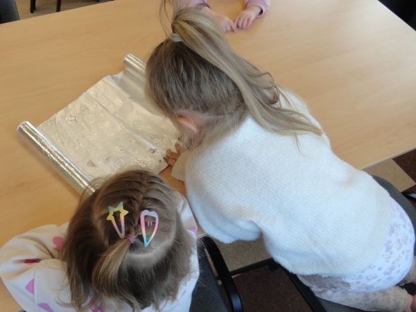 Zajęcia czytelnicze i plastyczne z grupą przedszkolną na podstawie książek I.Moore "Łoś i biblioteka na kółkach" oraz N.Kucharskiej "Jak to działa: książki" - 2026.05.12 - Filia nr 4