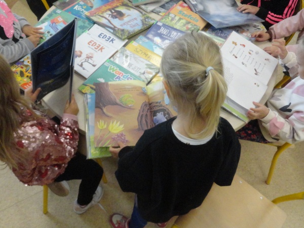 Zajęcia czytelnicze i plastyczne z grupą przedszkolną na podstawie książek I.Moore "Łoś i biblioteka na kółkach" oraz N.Kucharskiej "Jak to działa: książki" - 2026.05.12 - Filia nr 4