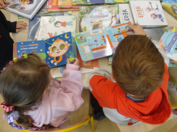Zajęcia czytelnicze i plastyczne z grupą przedszkolną na podstawie książek I.Moore "Łoś i biblioteka na kółkach" oraz N.Kucharskiej "Jak to działa: książki" - 2026.05.12 - Filia nr 4